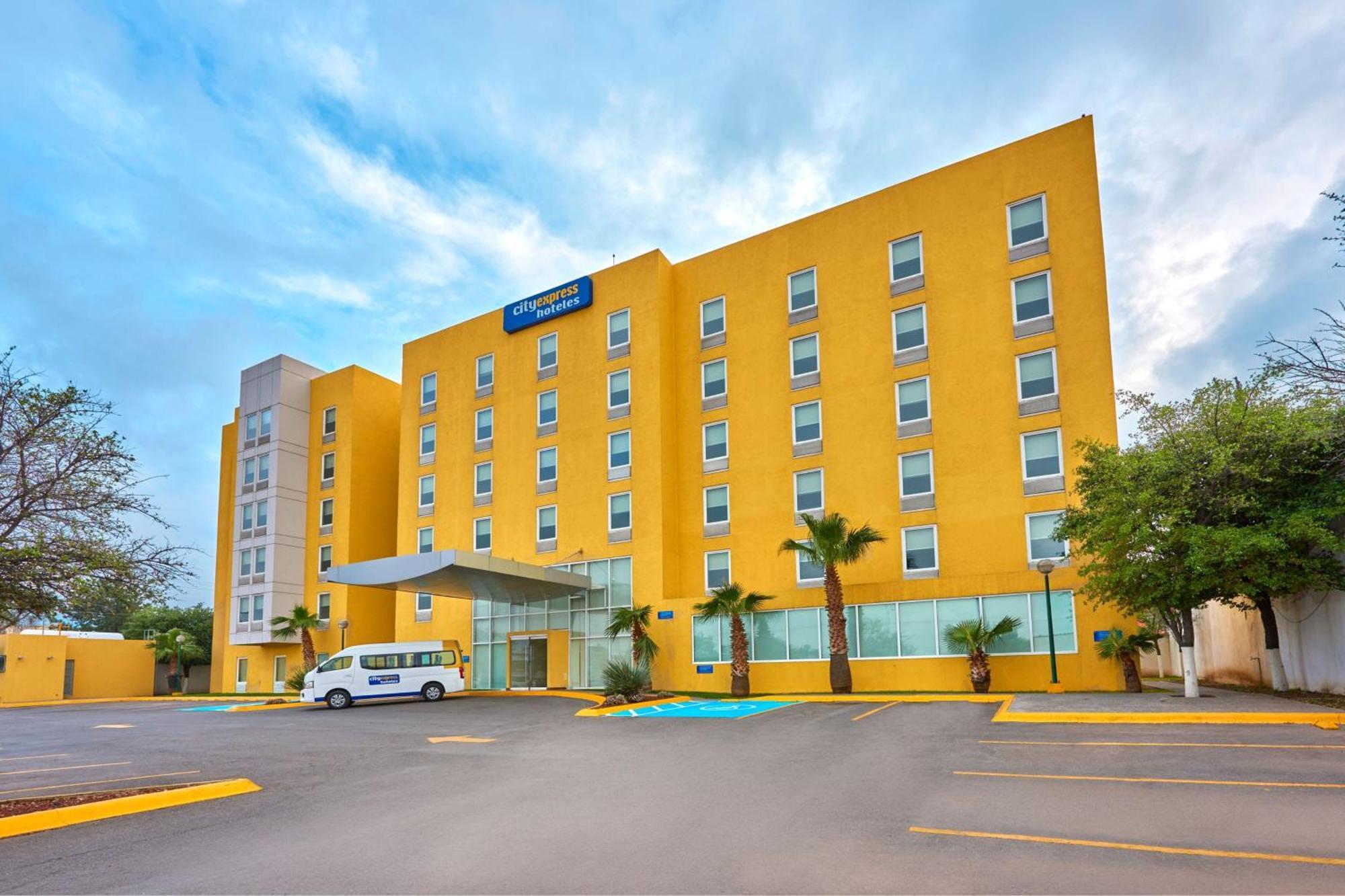 City Express By Marriott Saltillo Sur Exterior photo